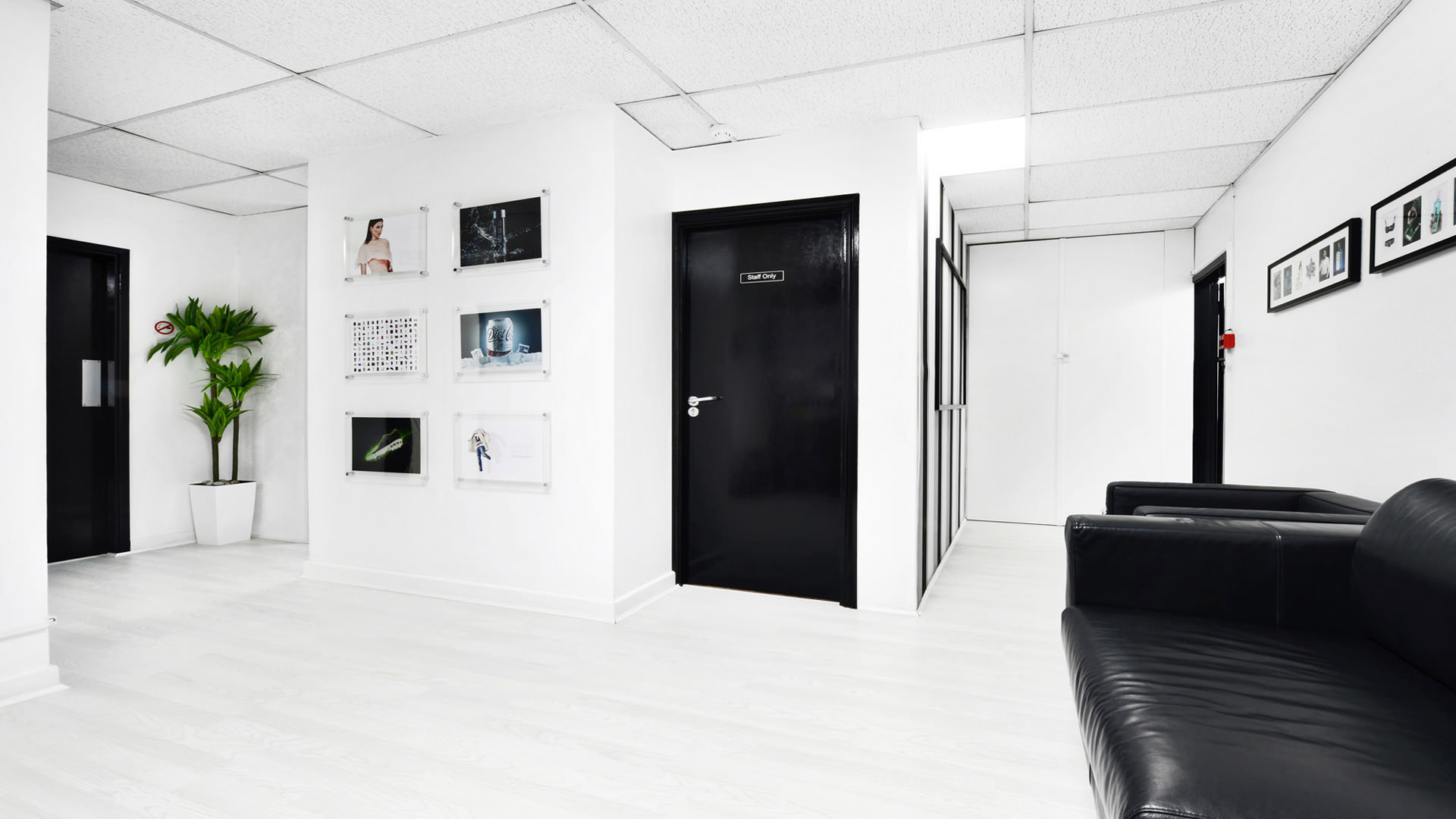 上海辦公室裝修純白色調(diào)攝影棚裝修設計-第3張圖片-上海古都建筑設計集團