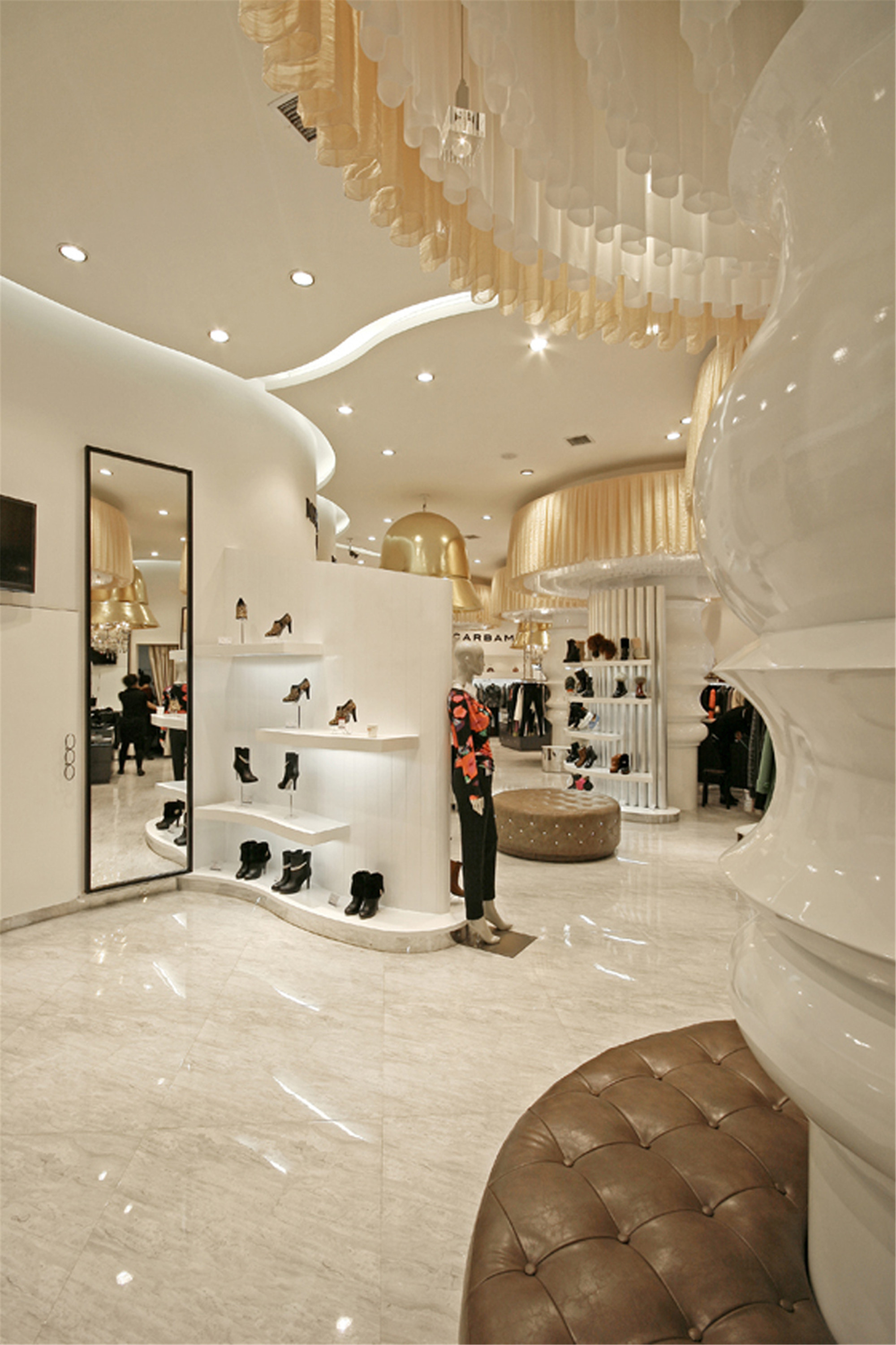 簡(jiǎn)潔明亮服裝店裝修設(shè)計(jì)-第4張圖片-上海古都建筑設(shè)計(jì)集團(tuán)